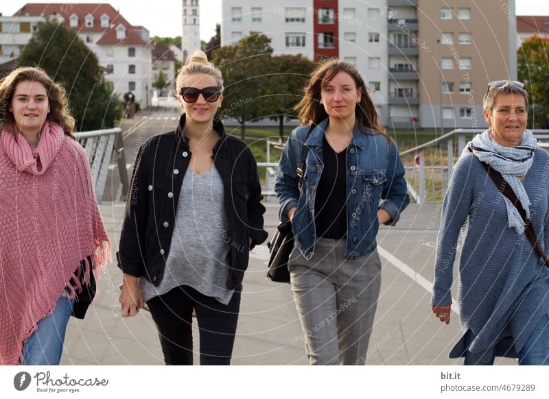 Gruppenbild mit Dame - auch klein Dämchen smilla ist schon mit dabei - wollig, geschützt im Bauch, von Dame zwei von links - Frauen laufen Stadt Spaziergang