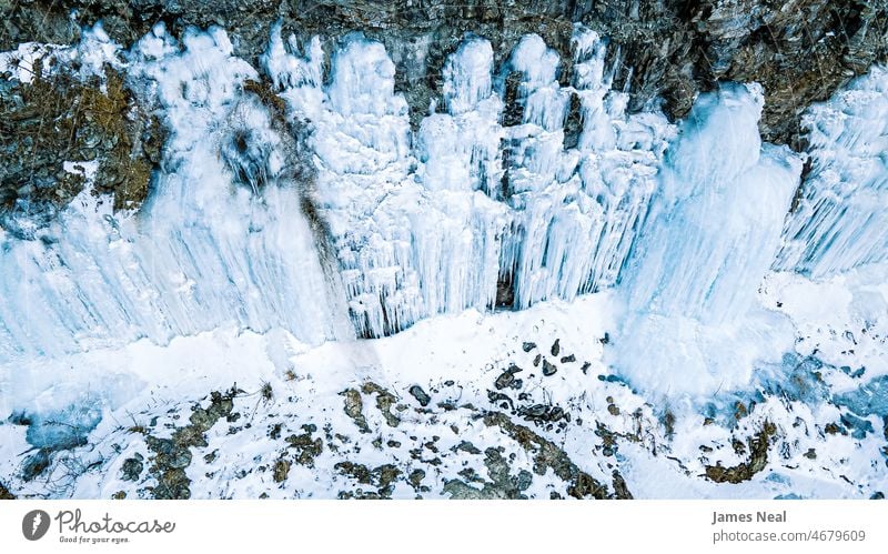 Gefrorenes Wasser an einer Felswand Ansicht Felsen natürlich Winter Natur hoher Winkel eisig Material kalt gefroren fallen felsig Wasserfall Wasserfälle Stein