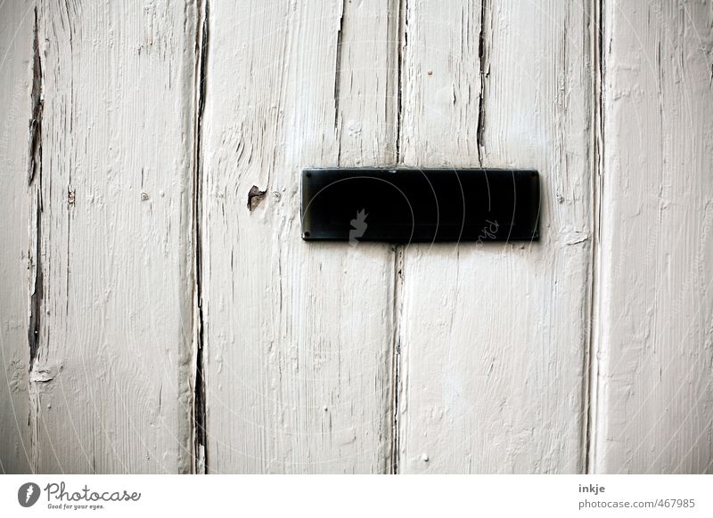 detail 6 Menschenleer Tür Holztür Briefkasten Metall alt eckig einfach schwarz weiß Verfall Vergangenheit Wandel & Veränderung Farbfoto Schwarzweißfoto