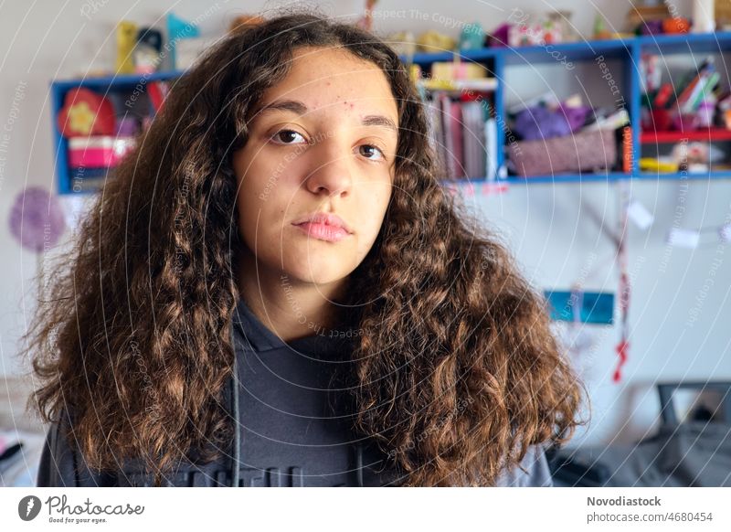 Porträt eines 13-jährigen Mädchens mit langen Haaren in ihrem Schlafzimmer, Akne auf der Haut Teenager Kaukasier vereinzelt heimwärts brünett 13-18 Jahre