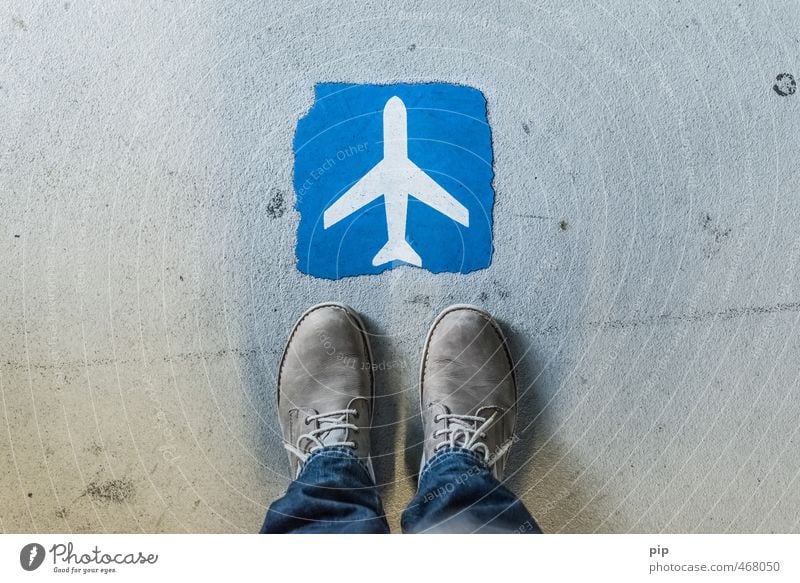 flugantritt Fuß Hose Jeanshose Schuhe Tourismus stehen Flugzeug Schilder & Markierungen Asphalt Flughafen Ferien & Urlaub & Reisen billigflug blau Gate
