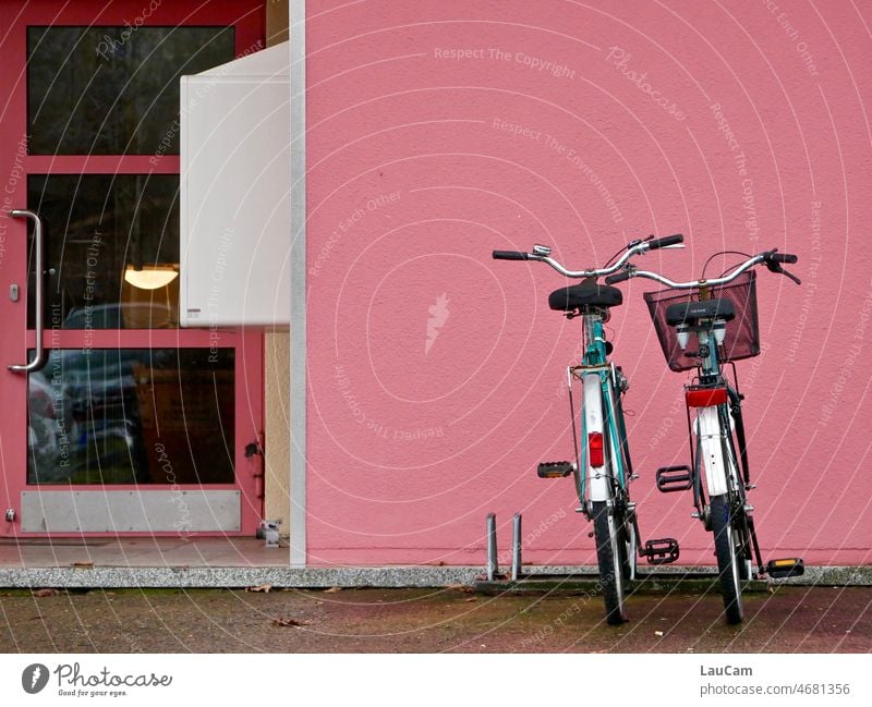 Zweisamkeit im Fahrradständer Fahrräder zweisam Harmonie Lenker parken Fahrradfahren Verkehrsmittel Mobilität Rad umweltfreundlich nachhaltig Freizeit & Hobby
