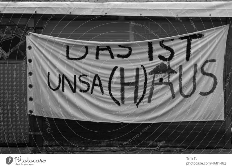 Transparent in einem Hinterhof Berlin Prenzlauer Berg s/w Mieter mieterschutzbund Stadtzentrum Hauptstadt Tag Menschenleer Schwarzweißfoto Außenaufnahme