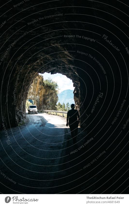 Frau im Tunnel auf Strasse dunkel Licht Straße Auto Berge u. Gebirge Kontrast Dunkelheit Licht am Ende des Tunnels