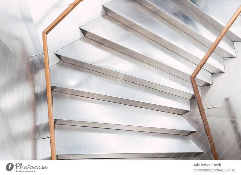 Treppe mit Geländer im Korridor Treppenhaus Reling Design Stock Stil Gang modern Flur Schritt Innenbereich Licht Wand Sauberkeit hell kreativ geräumig lang weiß