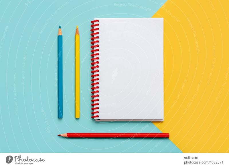 Spiralförmiges Notizbuch mit Buntstiften und mit Platz für Ihr Bild oder Ihren Text Spiralnotizblock Notizblock zurück zur Schule Bildung Memo Raum Seiten