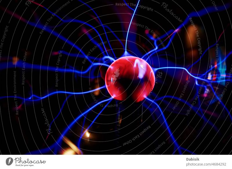 Plasmakugel mit Energiestrahlen auf dunklem Hintergrund Ball Globus Kugel Technik & Technologie glühen elektrisch Wissenschaft Physik Elektrizität Laser Atom