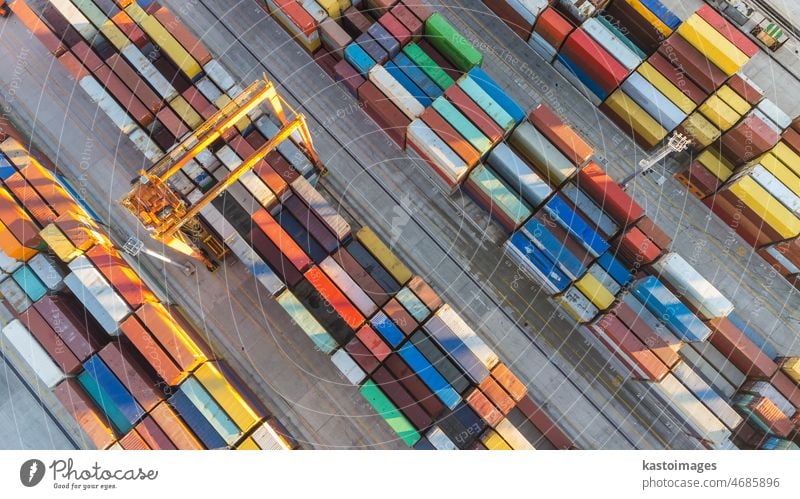 Luftaufnahme eines Containerterminals im Hafen. Bunte Muster von Containern im Hafen. Maritime Logistik global inport Export Handel Transport. Lieferkette