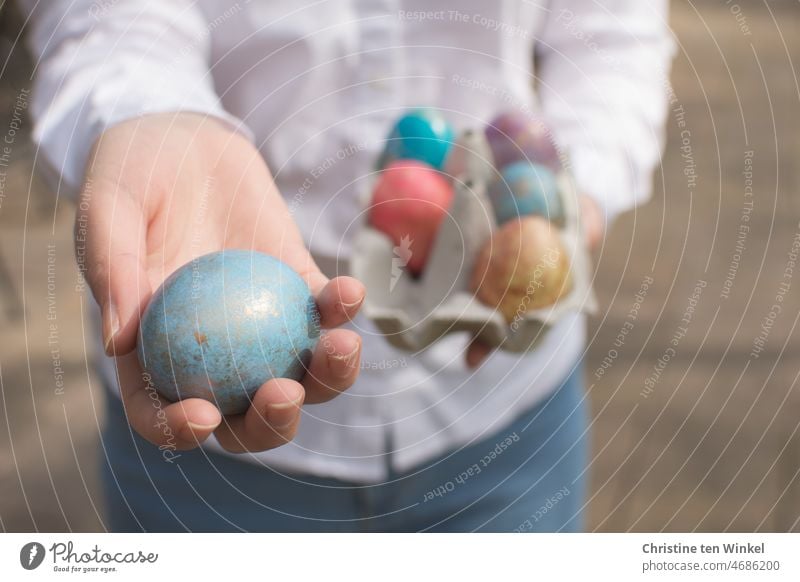 Bunt gefärbte Ostereier in den Händen einer jungen Frau Ostern Osterfest gefärbte Eier verschenken Muster Eier färben bunte Eier Tradition Feste & Feiern