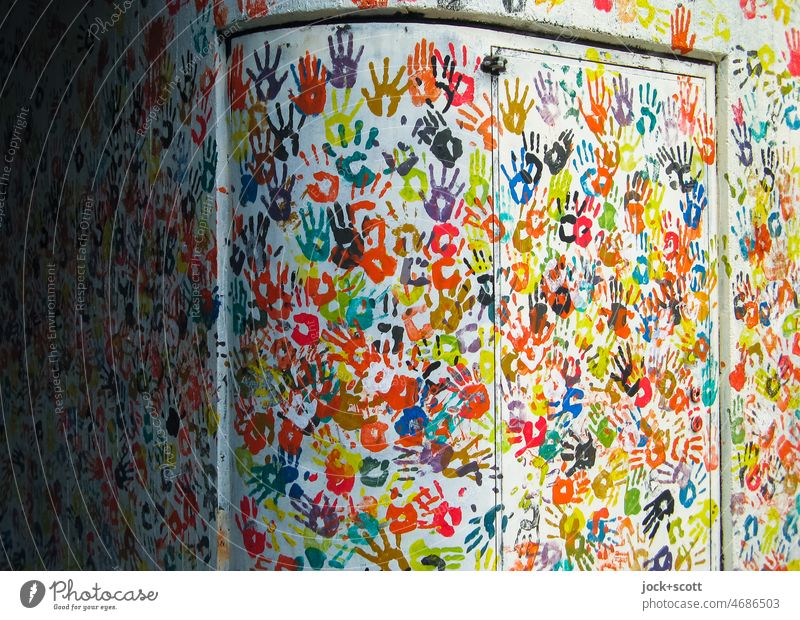 Hand für Hand auf Wand mit Tür Hände Straßenkunst Abdruck viele Teamwork Farbenspiel Kreativität abstrakt Einigkeit Dekoration & Verzierung Silhouette