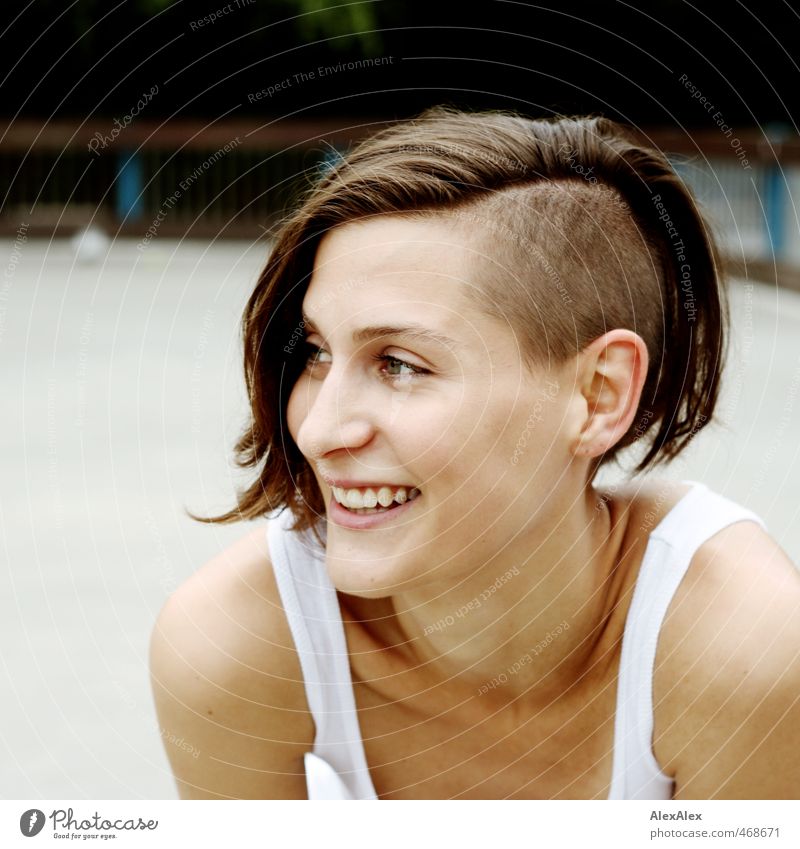 Portrait einer jungen, sportlichen, lächelnden Frau mit Undercut Junge Frau Jugendliche Kopf Haare & Frisuren Gesicht 18-30 Jahre Erwachsene Hemd brünett