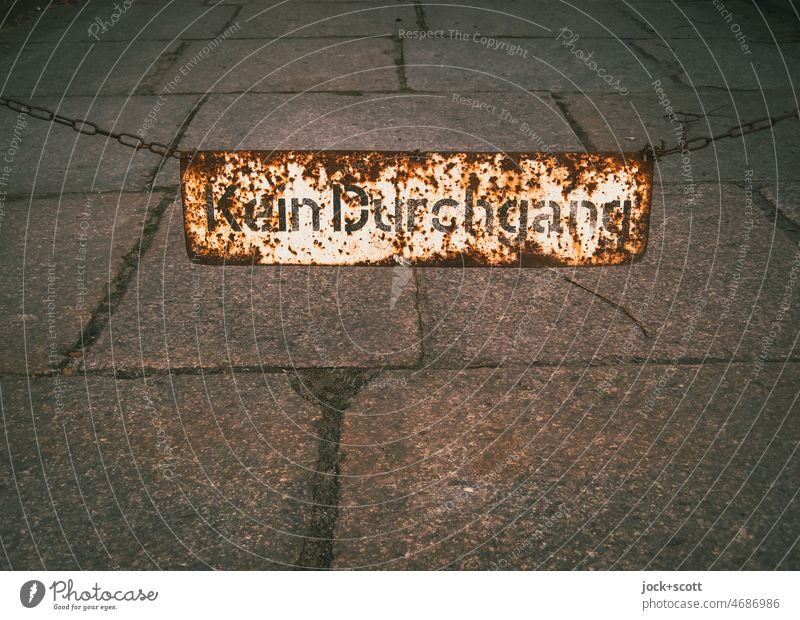 Kein Durchgang hängt echt schon lange dort Schilder & Markierungen Metall Barriere Rost verwittert Deutsch Schriftzeichen Bodenplatten Eisenkette Berlin