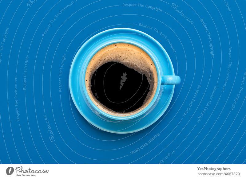 Tasse Kaffee minimalistisch auf einem blauen Hintergrund. oben americano arabica Aroma Getränk schwarz Pause Frühstück braun Café Koffein Cappuccino Nahaufnahme