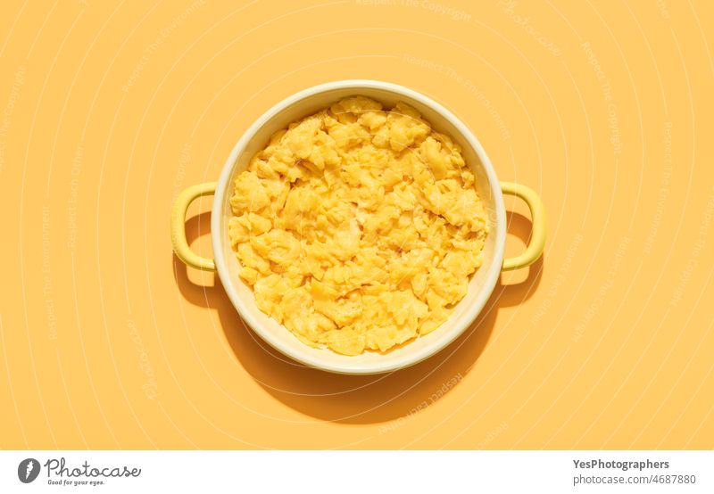 Rührei oben Ansicht minimalistisch auf einem orangefarbenen Hintergrund Amerikaner Frühstück hell Brunch Nahaufnahme Farbe Textfreiraum cremig Küche lecker Diät