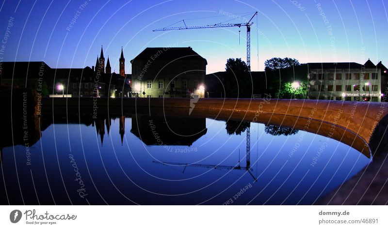 Würzburg bei Nacht dunkel Dämmerung Langzeitbelichtung Stadt Abend Reflexion & Spiegelung Brunnen Kran Haus Kirche blau bauen Gebäude Dom siluette Domizil