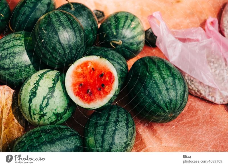 Wassermelonen aufgeschnitten halb grün rot ganz Obst Sommer Markt rund Frucht Lebensmittel süß reif saftig dunkelgrün fruchtig