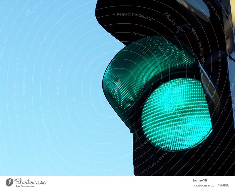 Grüne Ampel grün Fußgänger gehen erlauben Richtung Verkehr Regel traffic trafficlight Übergang grünes licht Eisenbahn