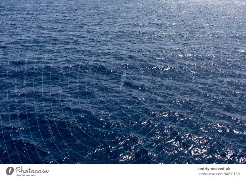 Blaues Meer Wasser Hintergrund Textur. kopieren Raum aqua Oberfläche türkis Top Muster frisch Reflexion & Spiegelung Glanz abstrakt hell Rippeln Farbe weiß blau