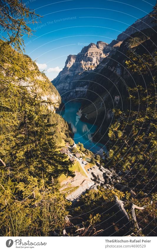 blauer see vor Berg See Schweiz Tourismus Gigerwaldsee St.Martin Wasser Berge u. Gebirge Aussicht Straße Bäume