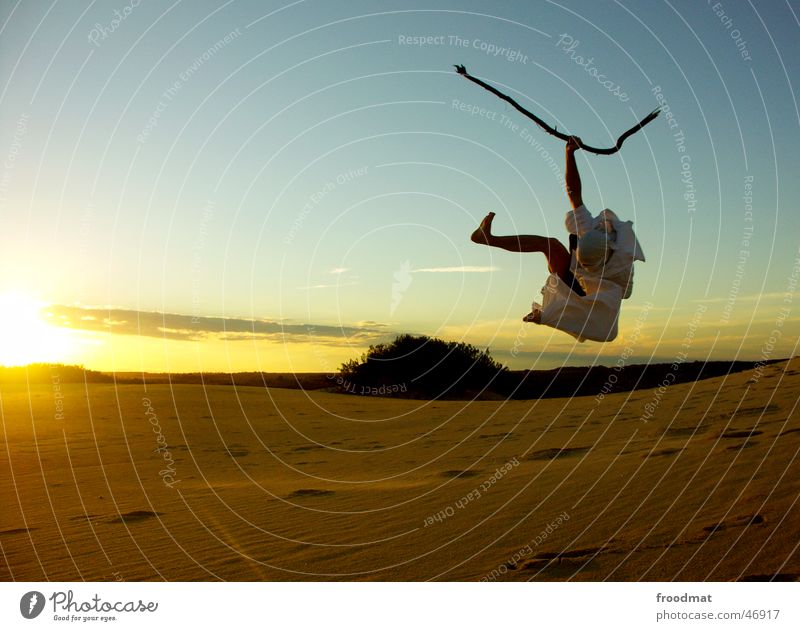 ausgelassener möchtegernbeduine springen Beduinen Sonnenuntergang Gegenlicht Aktion Stock Bettlaken Lebensfreude Brasilien vermummen Maske itaunas Freude Sand