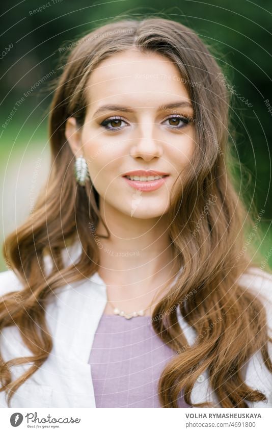 Natürliches Make-up einer schönen jungen europäischen Frau mit weißer Haut Blick Schminke Behaarung Porträt Erwachsener niedlich im Freien Teint Ausdrücken