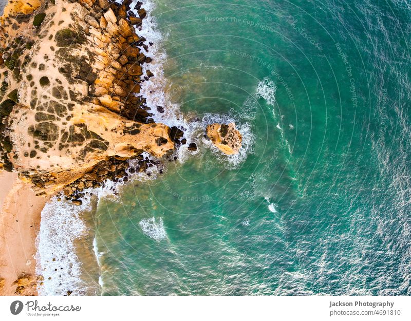 Klippen am Strand von Sao Rafael am Atlantischen Ozean bei Sonnenuntergang, Algarve, Portugal sao rafael Albufeira Antenne Algarve-Region atlantisch Atlantik