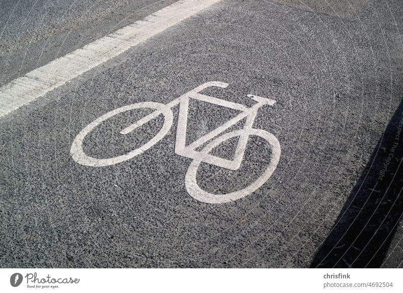 Fahrräder Markierung Rad Radweg Fahrradweg Strasse asphalt markierung wegweiser wegzeichen Öko Umwelt Energie fahrbahnmarkierung Verkehr Sport Ebike