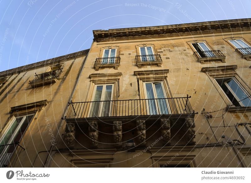 Lecce, Apulien, Italien: historische Gebäude lecce Haus Palast alt Fenster Balkon