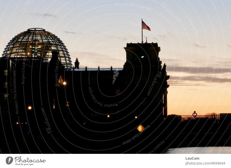 Reichstag in der Abenddämmerung - scharf Berlin Wahrzeichen Silhouette Politik Politik & Staat Sehenswürdigkeit Dämmerung Hauptstadt Deutscher Bundestag