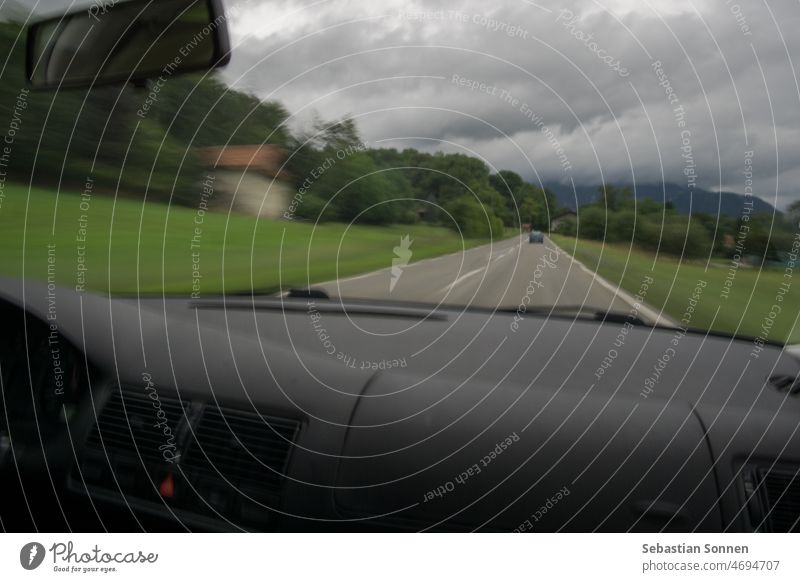 Blick aus der Windschutzscheibe eines fahrenden Autos Straße reisen Geschwindigkeit Bewegung Fahrzeug Armaturenbrett PKW im Inneren verschwommen Autobahn