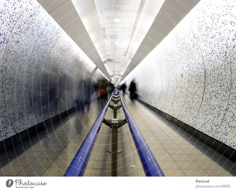 Wir bleiben in Bewegung Tunnel Fußgänger London London Underground Öffentlicher Personennahverkehr Verkehr gehen Langzeitbelichtung Unterführung pedestrians
