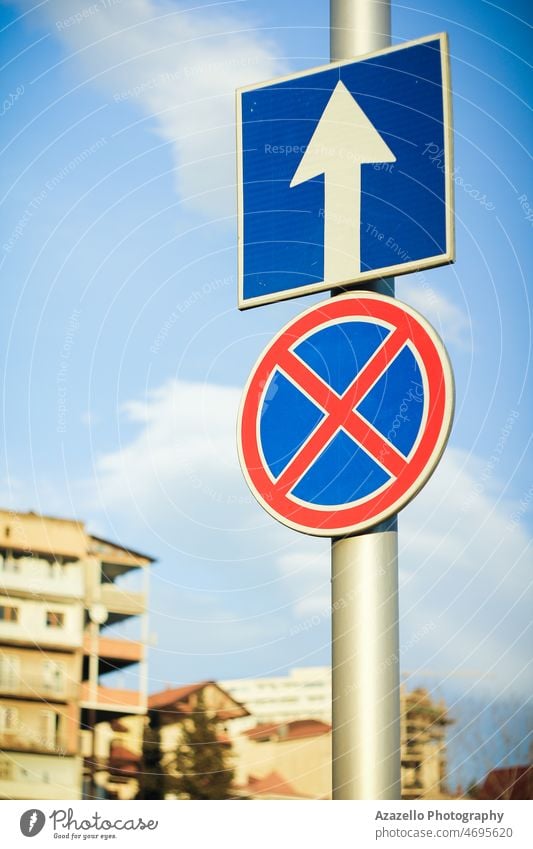 Blick auf ein Straßenschild vor dem blauen Himmel. Auto Automobil Hintergrund Business PKW Vorsicht Großstadt Regie verboten Deutsch Autobahn Ikon Information