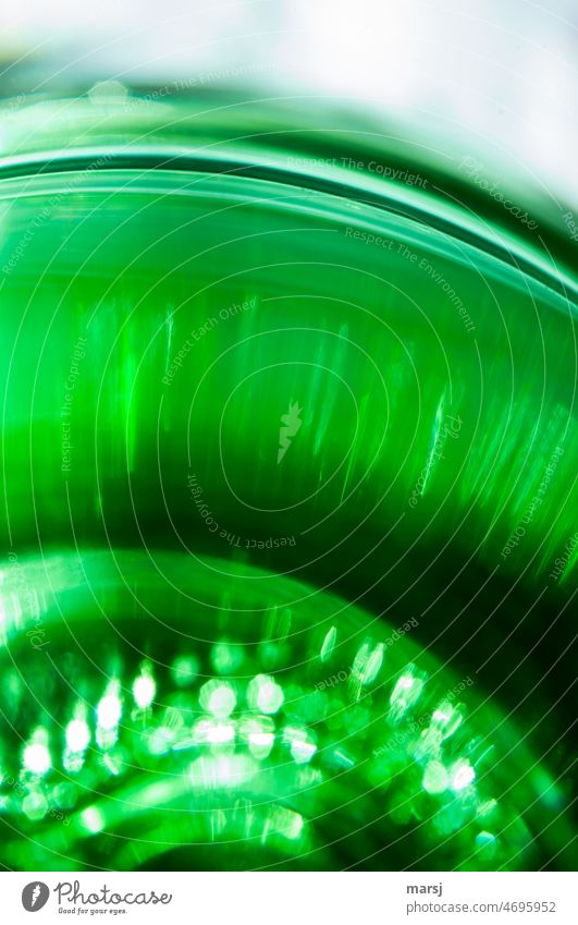 Grün, undefinierbar, Lichtpunkte. Und doch war es ganz einfach ein grünes Trinkglas. Lichterscheinung Experiment Glas Illusion Altglas abstrakt Muster