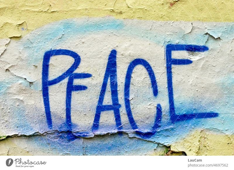 Peace Frieden Friedenserklärung Friedensangebot Graffiti Zeichen Schriftzeichen Krieg Konflikt blau Wand Hoffnung Ukraine Russland NATO Mauer Verfall Putz