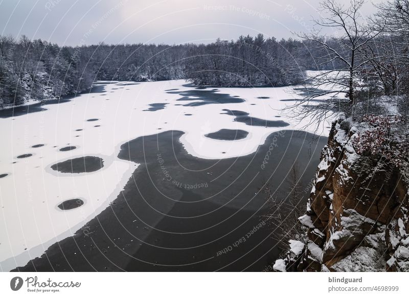 Still und Starr ruht der See winter kalt eis schnee frost wasser kahl bäume äste deutschland