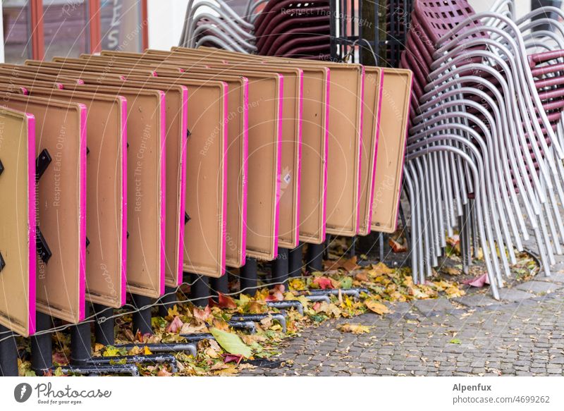 Farbcontest | rosa Tische und lila Stühle Sitzgelegenheit leer Gastronomie Menschenleer geschlossen Stuhl Café Möbel Restaurant Straßencafé Farbfoto
