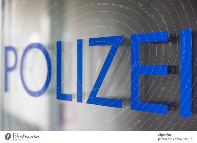 eins zwei Polizei Farbfoto Sicherheit Außenaufnahme Menschenleer Schilder & Markierungen Schrift Buchstaben Schriftzeichen Nahaufnahme polizeistaat