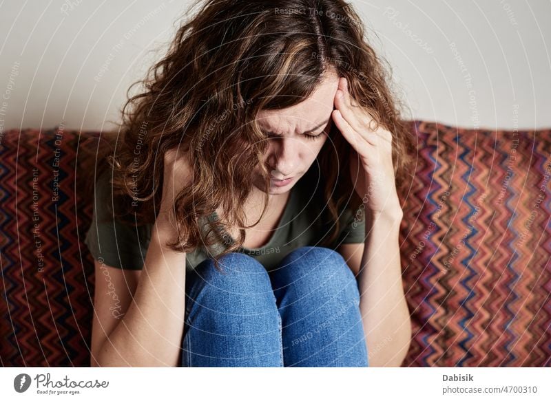 Frau leidet unter Kopfschmerzen, fühlt starke Kopfschmerzen Schmerz wehtun Schmerzen Migräne Depression Gesundheit Krampf Stress erschöpft entzündet Druck
