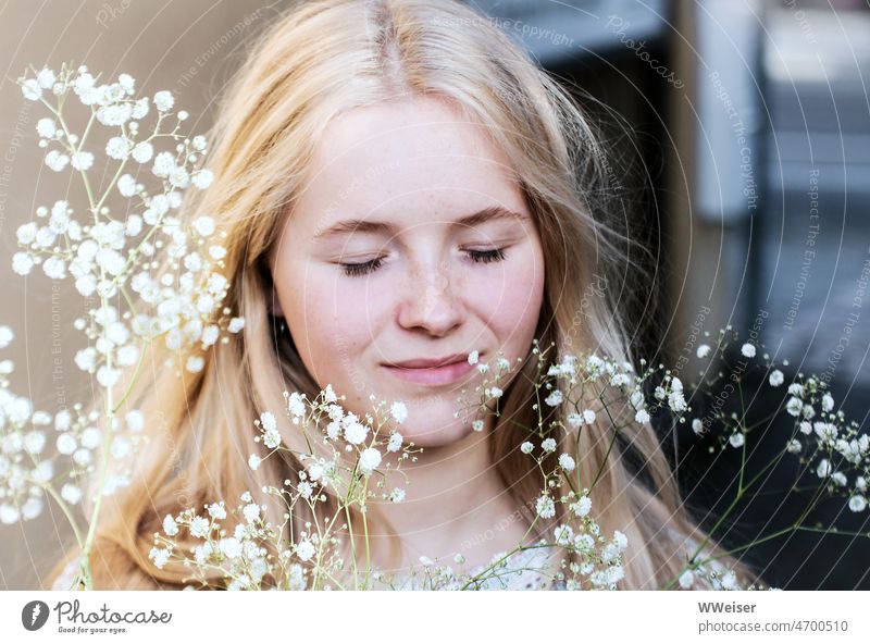 Das Mädchen schließt die Augen und genießt inmitten von Schleierkraut den Wind des Frühlings schön Frau jung träumen lächeln hübsch Pflanze Blume weiß Wolke