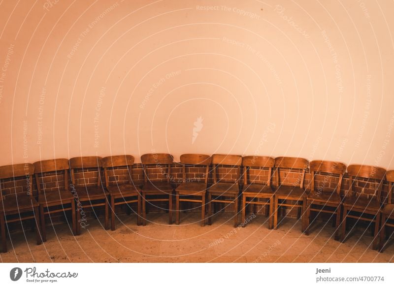 Unbesetzte Stühle viele nebeneinander Stuhlkreis leer unbesetzt Menschenleer Kirche Reihe Sitz Strukturen & Formen Sitzgelegenheit rund Raum Möbel Sitzreihe