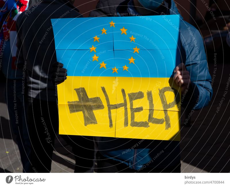 Friedesdemonstration , Ukrainer bitten die europäische Union um Hilfe. Schild in den Landesfarben der Ukraine und Fahne der EU Demonstration Demonstrant Bitte