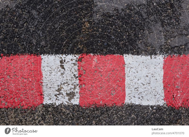 Keinen Schritt weiter - rot-weiße Markierung auf grauem Asphalt Begrenzung Grenzlinie Absperrung Markierungslinie Fahrbahnmarkierung Straße Verkehr Wege & Pfade