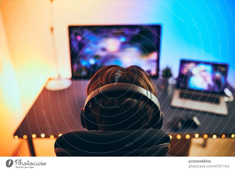 Mann spielt Videospiel zu Hause. Gamer spielt online in einem dunklen Raum, der von Neonröhren beleuchtet wird. Wettbewerb und Spaß haben Spiel Spielen