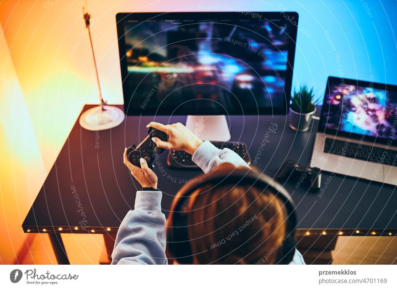 Teenager-Mädchen spielt Videospiel zu Hause. Gamer spielen online in dunklen Raum von Neonröhren beleuchtet. Wettbewerb und Spaß haben Spiel Spielen heimwärts
