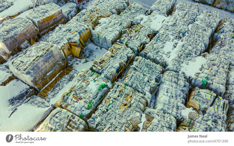 verpackte Behälter aus recyceltem Inhalt ekelhaft umweltbelastend Recycling chaotisch Großstadt Material Müllhalde Schnee wiederverwertet Verschmutzung