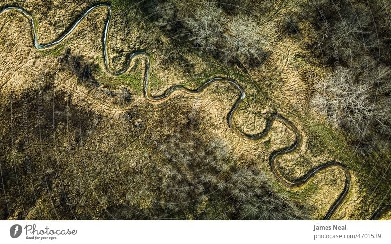 Ein spiralförmiger Strom durch die Herbstlandschaft Natur Fluss strömen Bach Wasser Gras grün unverhüllt Baum Bäume natürlich Landschaft Landschaften