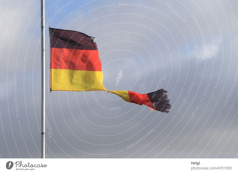 https://www.photocase.de/fotos/4701995-teekesselchen-fahne-vom-sturm-zerfetzte-deutschlandflagge-vor-blaugrauem-himmel-photocase-stock-foto-gross.jpeg