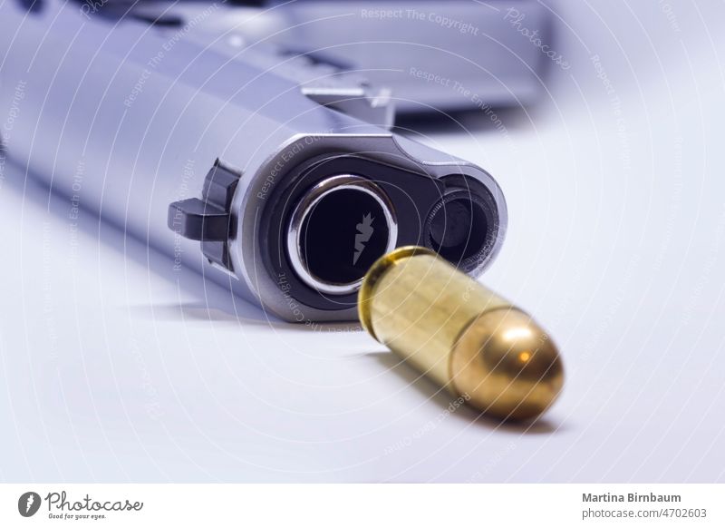Eine Pistole und eine Patrone Krieg schwarz Lauf Gewehrkugel Verbrechen Waffe Schuss Gefahr töten Abzug Sicherheit Konzept Hintergrund Krimineller Objekt Armee