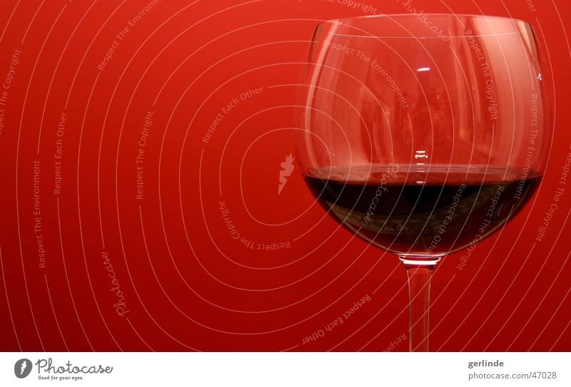 Rotwein vor rot Weinglas Glas Alkohol Flüssigkeit