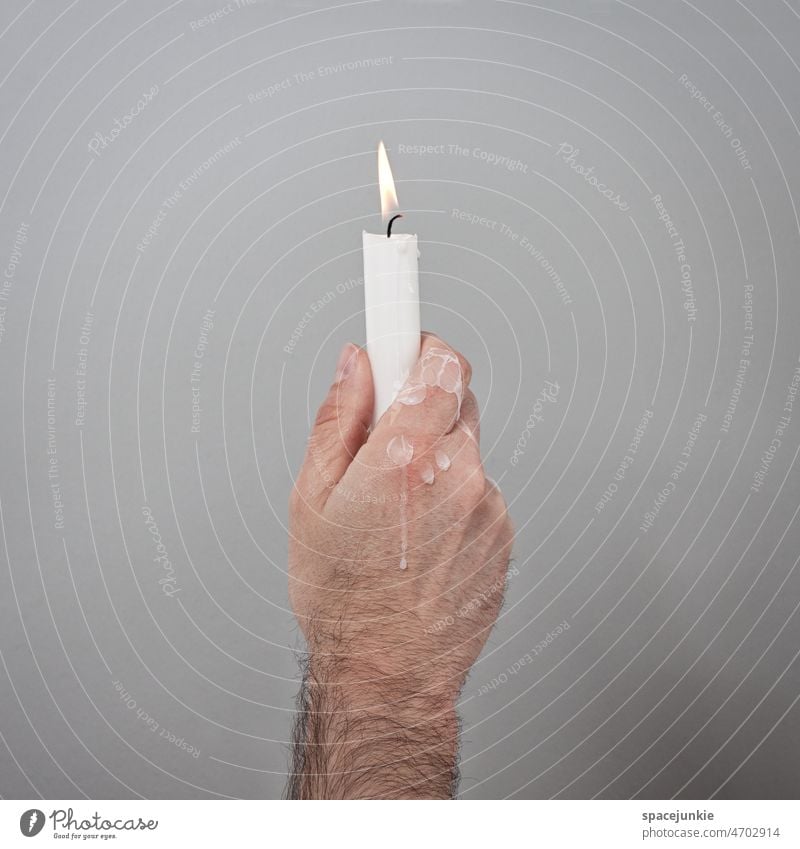 Frieden Kerze Kerzenschein Kerzendocht Hand Kerzenwachs Friedenskerze Krieg Ukraine Konflikt Angst Wärme Hilfe Hilfesuchend Flamme Licht Kerzenflamme Stimmung